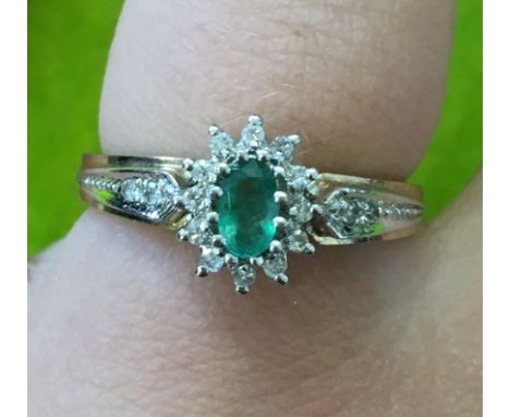 9CT GOLD EMERALD AND DIAMOND STAR CLUSTER RING, SIZE L, 2.6G APPROX