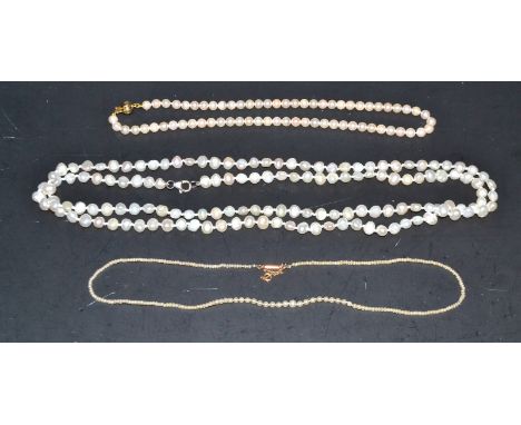 A single strand cultured pearl necklace, white uniform cultured pearls approx 5.5mm diameter, united by an 18ct yellow gold b
