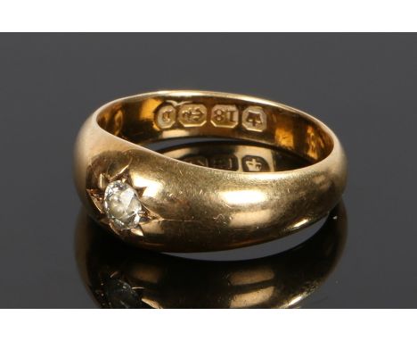 18 carat gold diamond set ring, with a round cut diamond to the head set within the star mount, 3.7 grams, ring size O