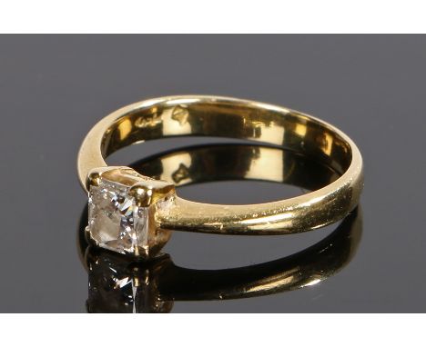 18 carat gold diamond set ring, the princess cut diamond at approximately 0.64 carat, ring size M 1/2