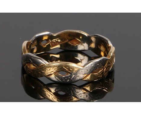 18 carat white and yellow gold ring, with two wavy bands united, ring size P, 3.6 grams