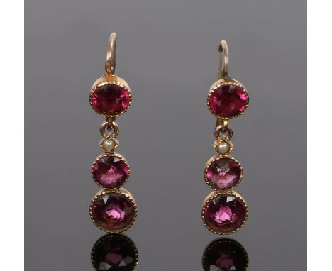 Pair of amethyst earrings, with drops with three amethysts and a pearl, 10mm long