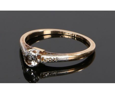 18 carat gold diamond set ring, with a round cut diamond flanked by further diamonds to the shoulders, ring size R