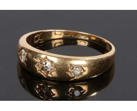 18 carat gold diamond set ring, with three round cut diamonds to the head, ring size P 1/2