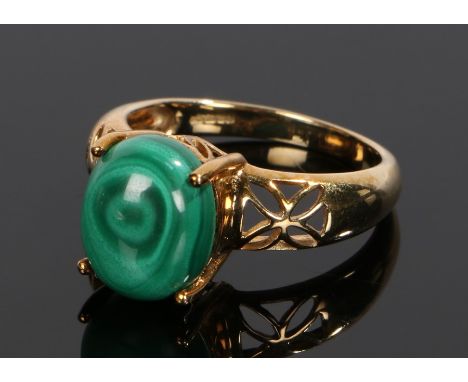 9 carat gold malachite set ring, with a cabochon malachite head, ring size N