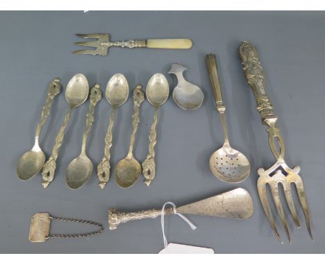 An unusual dog head silver topped shoe horn, silver caddy  spoon, small silver whisky label and a silver sifter spoon, two se