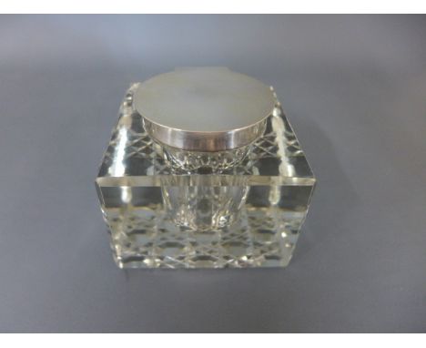 A glass inkwell with silver top - Chester 1914/15 - 7.5cm square Condition report: Good condition 