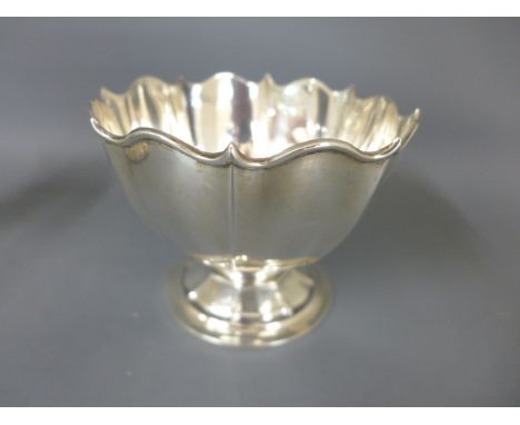A silver footed bowl - Height 9cm, Diameter 12cm - Sheffield 1905/06, maker R&B - approx weight 3.5 troy oz - minor dents, cl