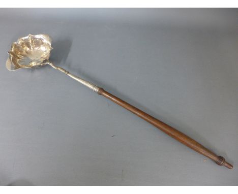 George II silver wine ladle London 1752/53 with wooden handle - Length 38cm 
Condition report: Some rubbing generally good 