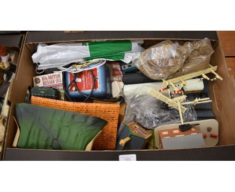 Quantity of Hornby 00 gauge plastic railway lay-out with engine and carriages (box)