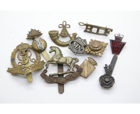 Collection of vintage military badges including a WWII type merchant Navy badge. Not available for in-house P&amp;P. 
