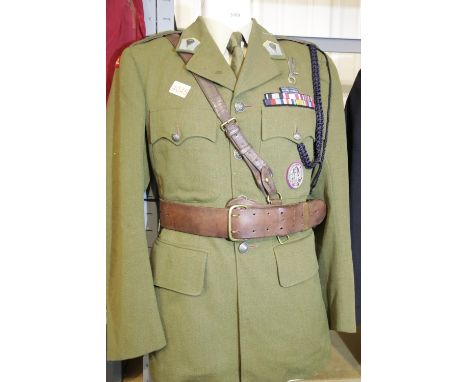 Polish WWII type Free Forces Parachute Captain's representation set comprising badged tunic and Sam Browne. P&amp;P Group 3 (