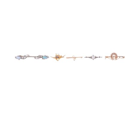 Five Edwardian and later brooches, a 55mm unmarked yellow metal bar brooch of a hunting crop with curb link horseshoe to cent