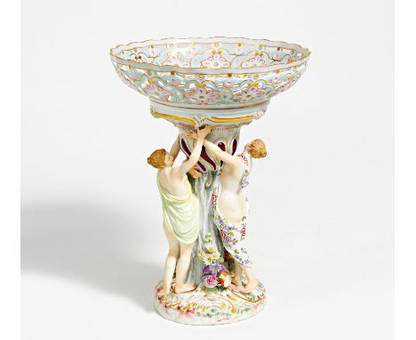   TAFELAUFSATZ "DREI GRAZIEN".  TAFELAUFSATZ "DREI GRAZIEN".       Meissen.    Datierung: Vor 1924.    Meister/Entwerfer: Mod