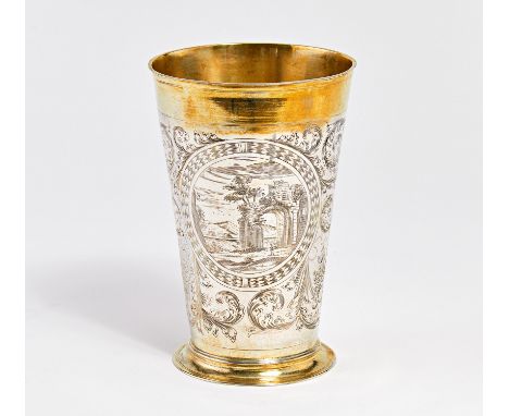   STANGENBECHER MIT FEINSTEM GRAVURDEKOR.  STANGENBECHER MIT FEINSTEM GRAVURDEKOR.       Augsburg.    Datierung: 1685-87.    