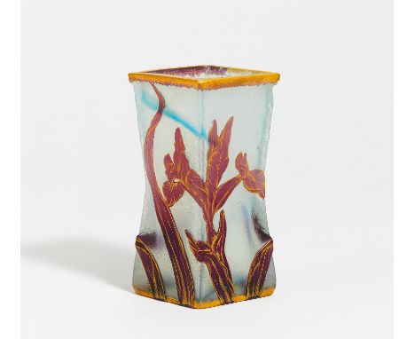   KLEINE VASE MIT IRISDEKOR.  KLEINE VASE MIT IRISDEKOR.       Daum Frères. Nancy.     Datierung: 1893-95.    Technik: Farblo