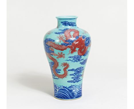   MEIPING-VASE MIT DRACHEN IN WOLKEN.  MEIPING-VASE MIT DRACHEN IN WOLKEN.       Technik: Porzellan, bemalt mit Blau und Kupf