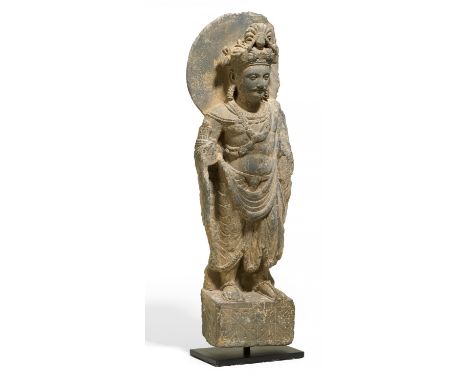   SELTENER UND FEINER STEHENDER BODHISATTVA.  SELTENER UND FEINER STEHENDER BODHISATTVA.       Herkunft: Gandhara.    Datieru