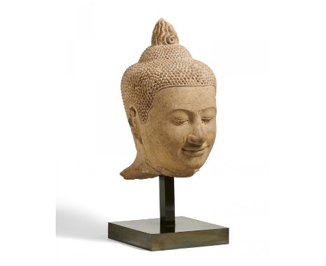   ÜBERLEBENSGROßER BUDDHA-KOPF.  ÜBERLEBENSGROßER BUDDHA-KOPF.       Herkunft: Khmer.    Dynastie: Bayon-Zeit (1180-1230).   