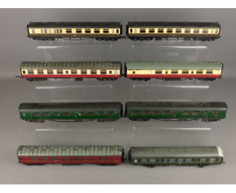 Bachmann 00 gauge Rolling Stock, various passenger carriages incl. two weathered (8)    Condition Report  Unboxed, some wear 