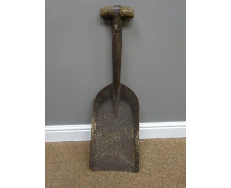 Railway engine fireman's coal shovel with short wooden handle, L72cm   Condition Report   Click here for further images, cond