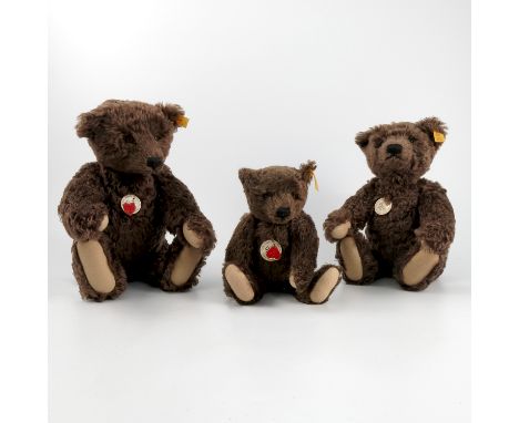 Three replica Steiff teddy bears, all 1920 Classic in brown, various heights