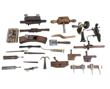A quantity of hand tools 
