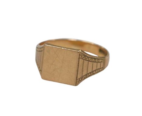 A 9ct signet ring, size T, 4.4g, 