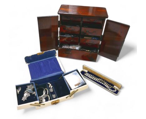 A collection silver and costume jewellery, including a 9ct gold propelling pencil piece, a/f, 1.2g, wooden jewellery box fash