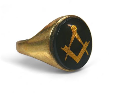 A yellow metal gold Masonic signet ring, size S, 4.8g. 