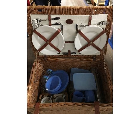 LARGE FITTED WICKER PICNIC HAMPER