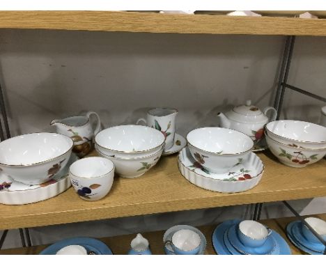 LARGE SELECTION OF ROYAL WORCESTER EVESHAM POTTERY