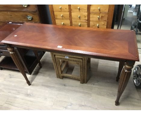 FIGURED TOP MAHOGANY CONSOLE TABLE ON REEDED LEGS