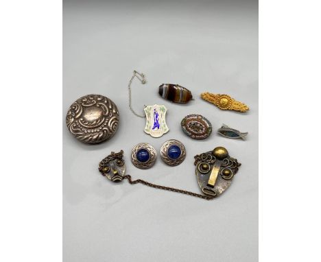 A Lot of various silver and vintage jewellery. Includes a Chester 15ct gold bar brooch, 925 silver and agate brooch, Birmingh