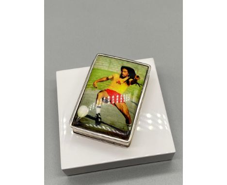 A Silver 925 pill box with an enamel lid depicting Bob Marley playing football. [Measures 1.5x5x3.5cm] 