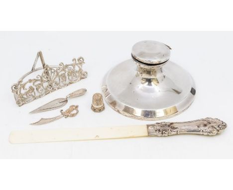 A group of table silver to include: 1. George V capstan inkwell, Birmingham, 1919 (damages)2. Victorian silver mounted page t