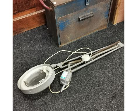 MAGNIFYING LAMP