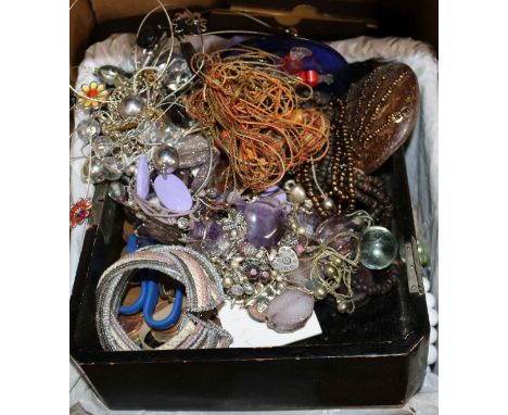 A quantity of assorted costume jewellery.