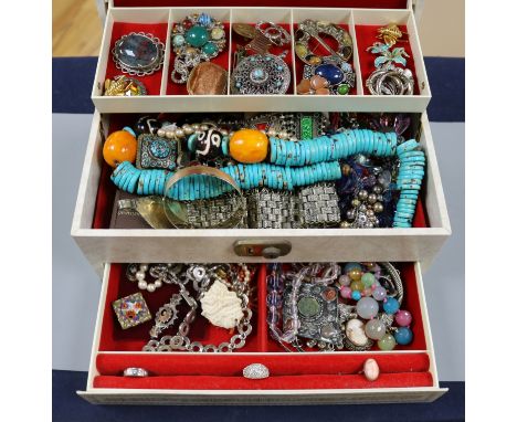 A mixed group of assorted jewellery including costume and silver.