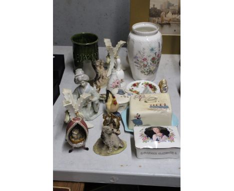 A MIXED LOT OF CERAMIC ITEMS TO INCLUDE A BUTTER DISH, AN OIL LAMP, TRINKET BOXES, SPOONS AND FIGURINES. 