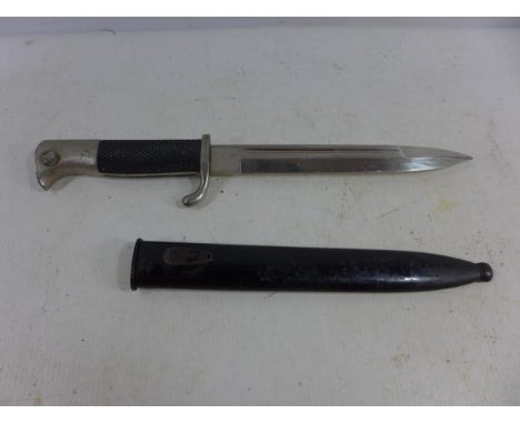 A WORLD WAR II NAZI GERMANY SHORT CARBINE KS98 BAYONET AND SCABBARD, 19CM  BLADE, LENGTH 35CM 