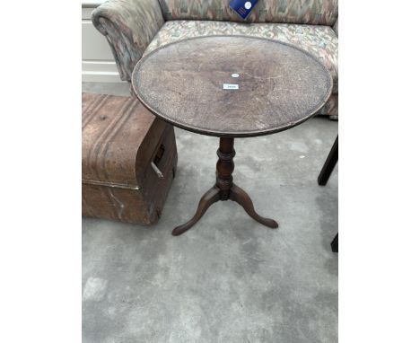 A 19TH CENTURY MAHOGANY TRIPOD TABLE WITH SINGLE PIECE DISHED TOP, 21.5" DIAMETER 