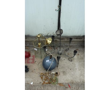 AN ASSORTMENT OF LAMPS AND LIGHT FITTINGS 