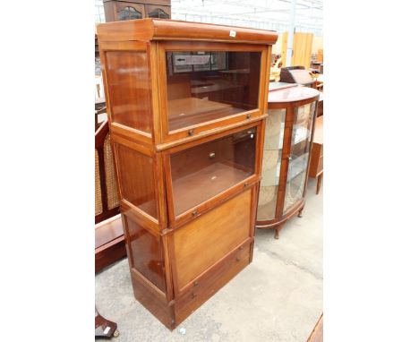 AN EARLY 20TH CENTURY GLOBE WERNIKE STYLE BOOKCASE, 31.5" WIDE 