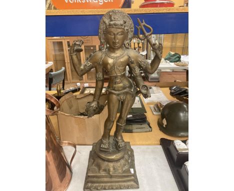 AN ORIENTAL BRONZE BUDDHA - APPROX 68 CM 