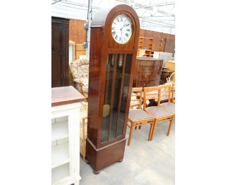 AN EARLY 20TH CENTURY MAHOGANY HALL LONGCASE CLOCK WITH THREE WEIGHTS, GLAZED DOOR AND ROMAN NUMERALS 