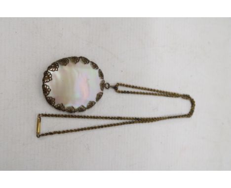 A VINTAGE NECKLACE WITH A LARGE PEARL PENDANT 