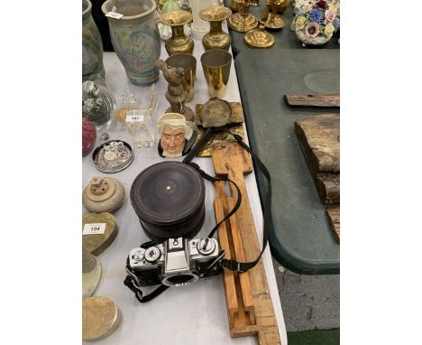 A MIXED LOT TO INCLUDE TWO INDIAN BRASS VASES, A PAIR OF BRASS TUMBLERS, A MINOLTA XG-M CAMERA, HARDWOOD ROUND BOX, TOBY JUG,
