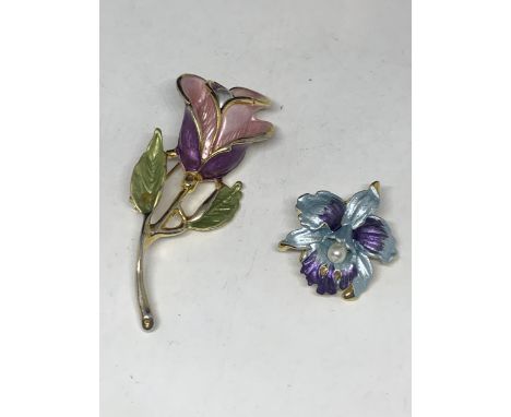 TWO VINTAGE ENAMEL BROOCHES TO INCLUDE A PINK ROSE AND PEARL AND AN ORCHID 
