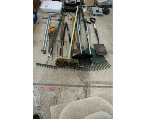 AN ASSORTMENT OF GARDEN TOOLS TO INCLUDE A FORK, SPADES AND BRUSHES ETC 